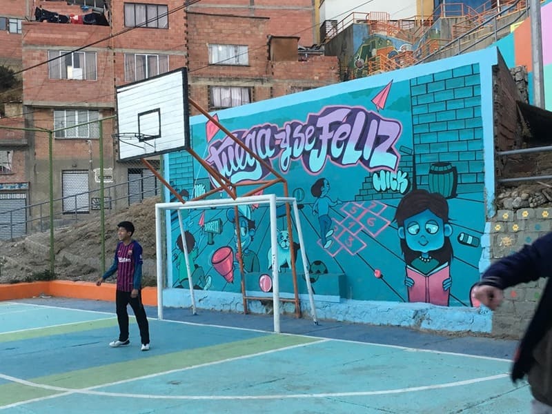 Colori di La Paz - ragazzi giocano a palla