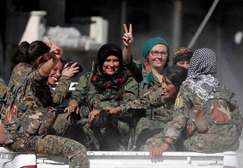 Combattenti curde festeggiano liberazione di Raqqa