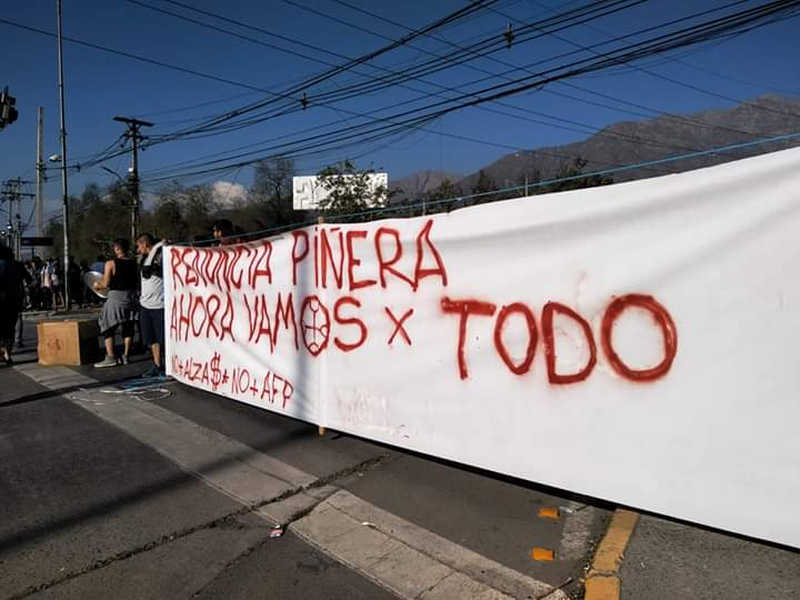 Santiago del Cile - striscione renuncia Pinera