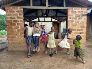 Bambinə giocano nel villaggio di Kanyaka dutante l'orario scolastico. Nella RDC l'età media è di 16,4 anni (fonte Index ONU).