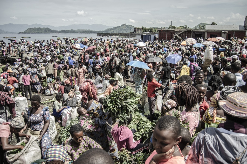 Il mercato di Kituku sulle sponde del lago Kivu, Goma, RDC. Foto di Finbarr O’Reilly (Moses Sawasawa per la fondazione Carmignac)